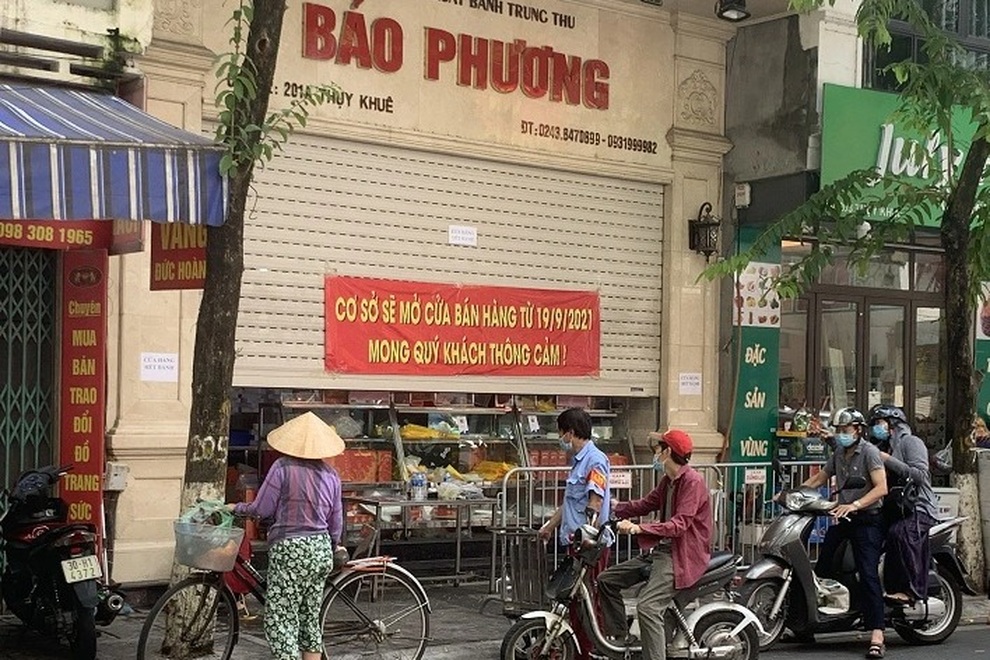 Hà Nội: Tuýt còi nhiều tiệm bánh trung thu người dân chen chân mua - 1 Hà Nội: Tuýt còi nhiều tiệm bánh trung thu người dân chen chân mua - 1