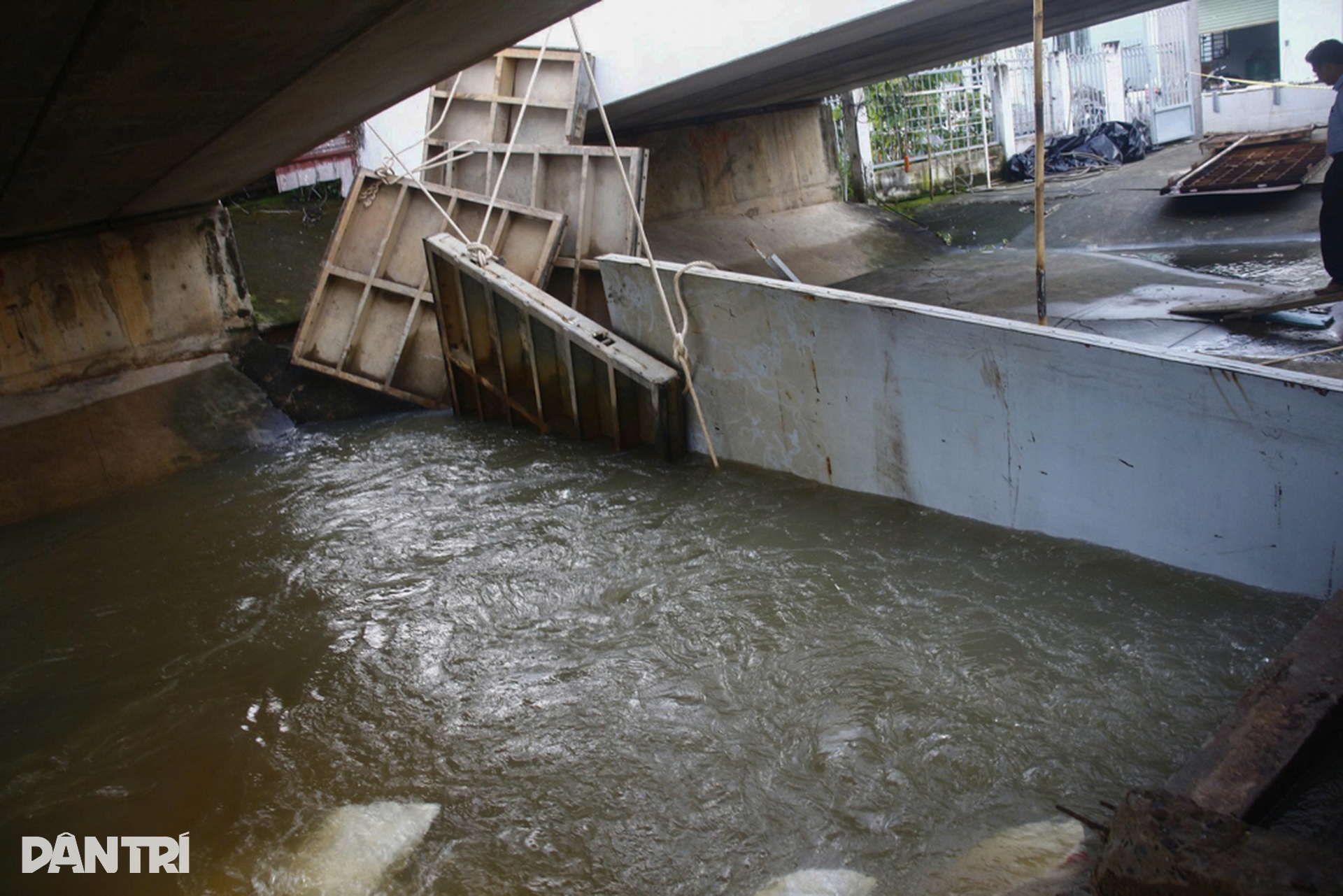 Ngày đêm khắc phục sự cố sụp cống ngăn triều uy hiếp khu dân cư ở TPHCM - 8 Ngày đêm khắc phục sự cố sụp cống ngăn triều uy hiếp khu dân cư ở TPHCM - 8
