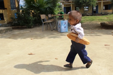 Kỳ lạ cậu bé 9 tuổi cao 56cm, nặng... 4kg