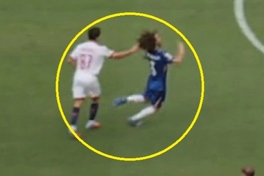 Ngôi sao PSG giật tóc đối thủ và nhận cái kết đắng