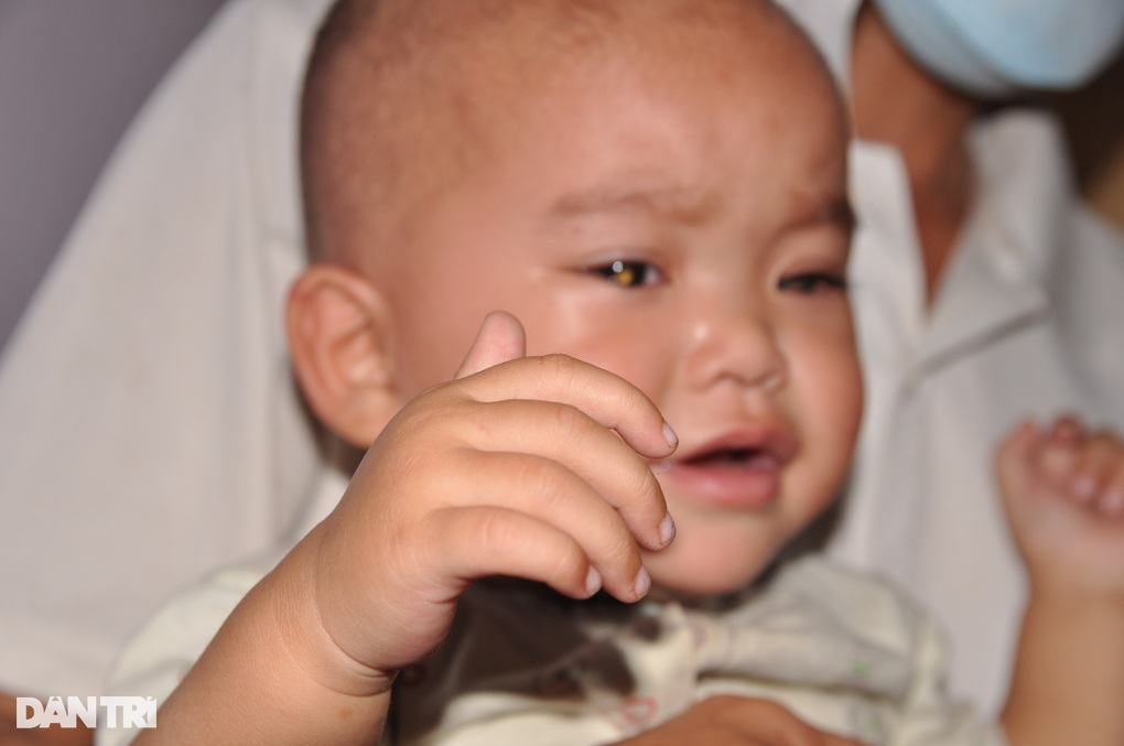 Người đàn ông dân tộc Thái khóc nức nở xin cứu con 1 tuổi ung thư võng mạc - 5 Người đàn ông dân tộc Thái khóc nức nở xin cứu con 1 tuổi ung thư võng mạc - 5