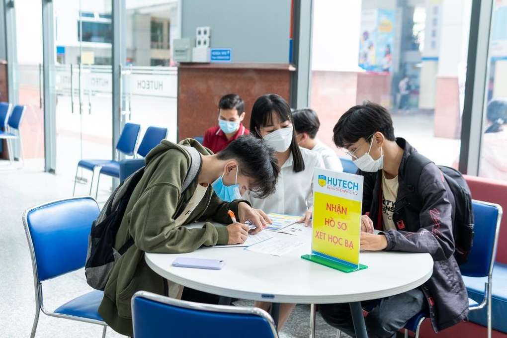 Nhiều thí sinh chọn xét tuyển học bạ sau khi kết thúc kỳ thi tốt nghiệp THPT - 2 Nhiều thí sinh chọn xét tuyển học bạ sau khi kết thúc kỳ thi tốt nghiệp THPT - 2