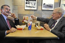 Chi hơn 3 triệu USD để ăn trưa với tỷ phú Mỹ