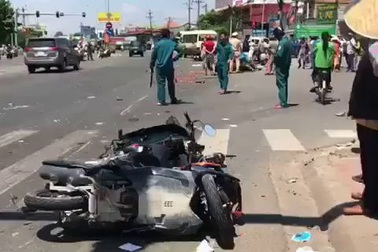 Xe khách vượt đèn đỏ tông hàng loạt xe máy, nhiều người bị thương