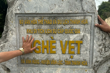 Tấm biển "Bộ Văn hóa - Thể thao và Du lịch Thanh Hóa" ở di tích quốc gia