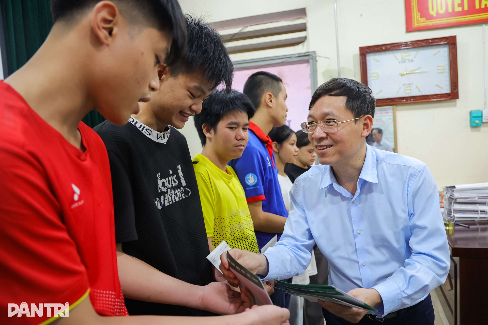 Báo Dân trí trao học bổng tới học sinh có hoàn cảnh khó khăn tại Hà Giang - 1 Báo Dân trí trao học bổng tới học sinh có hoàn cảnh khó khăn tại Hà Giang - 1