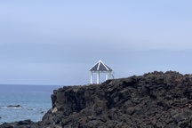 “Chòi” bê tông trên đá nham thạch:  Vị trí xây dựng không phù hợp