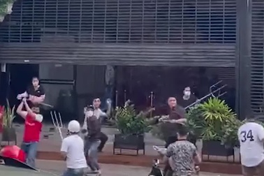 Va chạm giao thông, 2 nhóm thanh niên hỗn chiến giữa đường