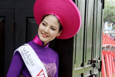 Hoa hậu Trần Thị Quỳnh mặc áo dài quảng bá vẻ đẹp Việt
