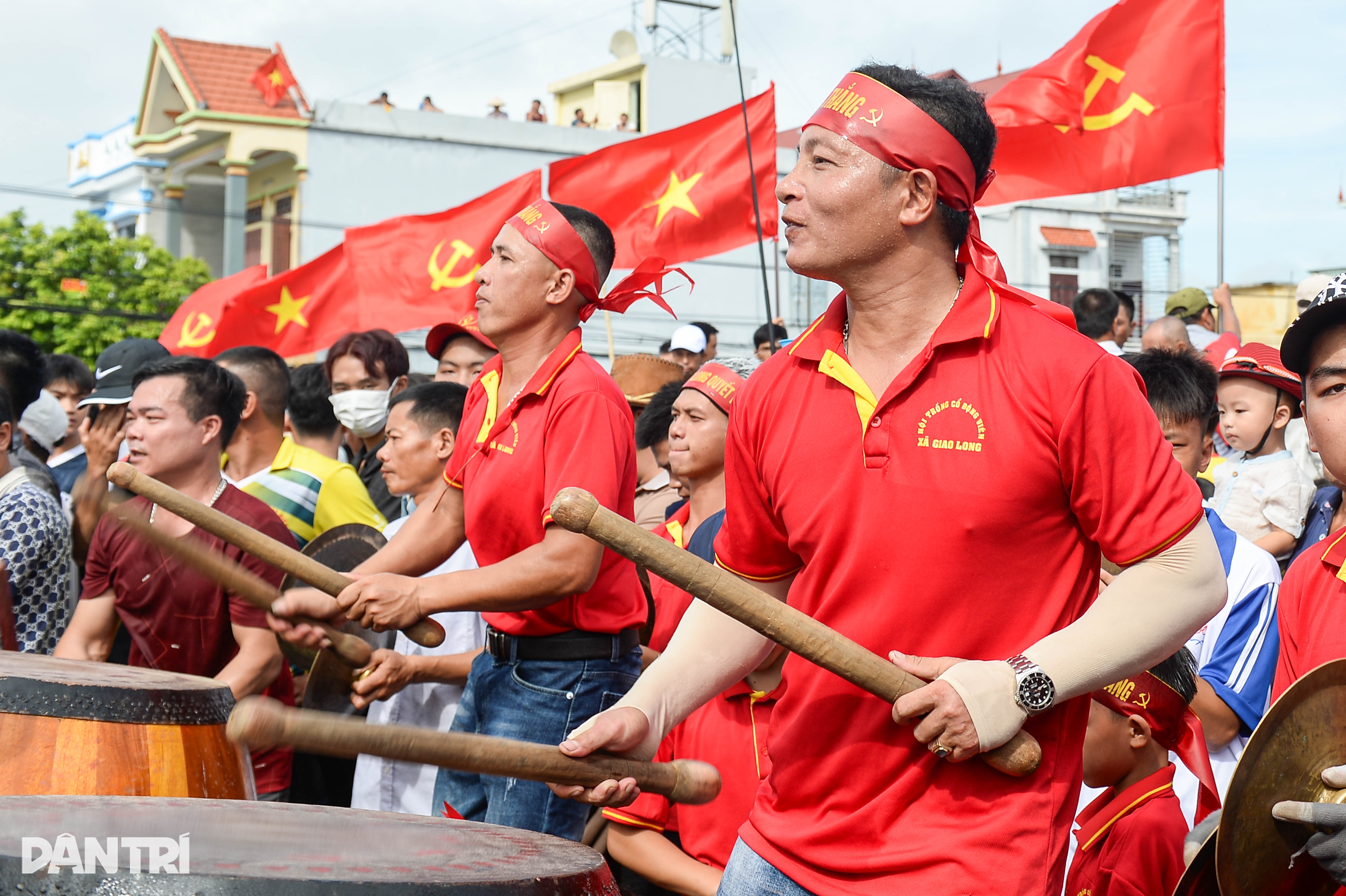 ການແຂ່ງຂັນແລ່ນເຮືອທີ່ຕື່ນເຕັ້ນແລະຕື່ນເຕັ້ນໃນວັນເອກະລາດຢູ່ນະຄອນດິງ - 9 Sôi nổi, kịch tính giải thi bơi chải ngày Tết Độc lập ở Nam Định - 9