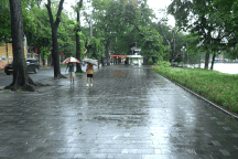 Khu vực Hồ Gươm vắng lặng trước giờ bão Wipha đổ bộ