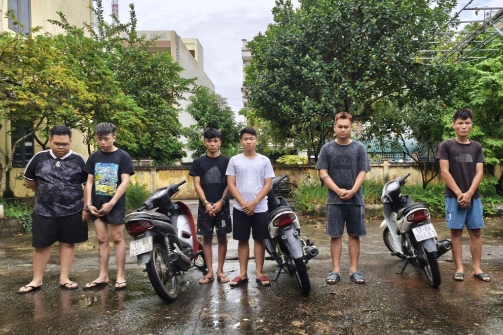 Nhóm thanh, thiếu niên vừa đi xe máy bốc đầu vừa livestream - 1 Nhóm thanh, thiếu niên vừa đi xe máy bốc đầu vừa livestream - 1