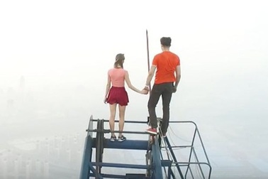 Cặp đôi có sở thích “điên rồ”: Leo lên nóc tòa nhà chọc trời để... chụp hình