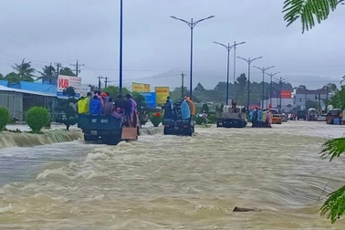 Đảo ngọc ngập, giờ đến phố núi cũng thành sông