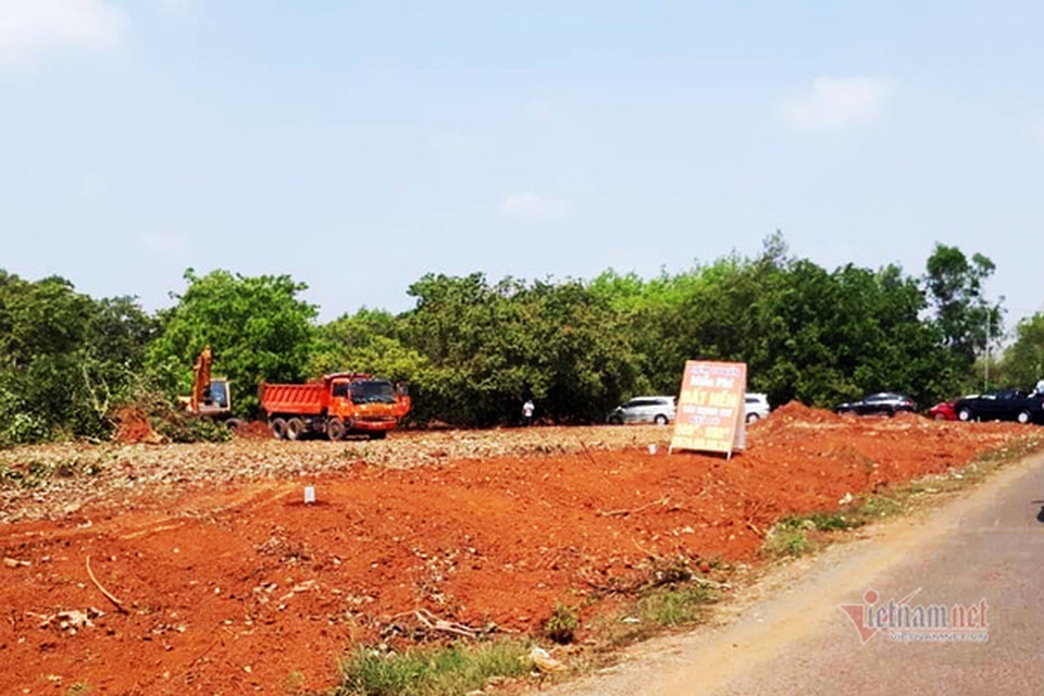 Nóng ruột lao vào cơn sốt đất, tiền tỷ chôn cứng đua nhau tháo chạy - 3 Nóng ruột lao vào cơn sốt đất, tiền tỷ chôn cứng đua nhau tháo chạy - 3