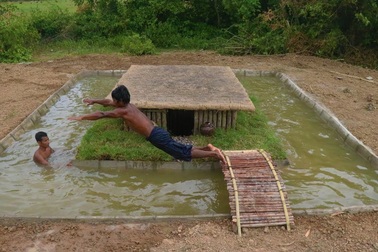 Clip hai người đàn ông xây bể bơi bằng tay không "phát sốt" trên Internet