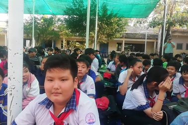 Trao học bổng Grobest tại một trường THCS ở huyện Hòa Bình.