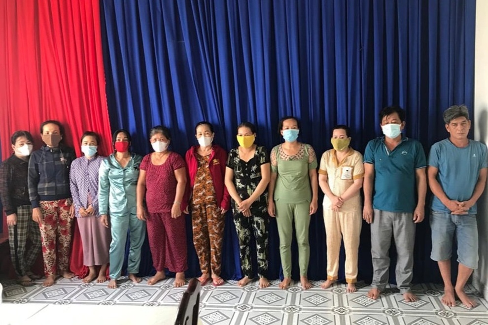 Đang chấp hành án về tội đánh bạc, 2 quý bà vẫn đi lắc tài xỉu - 1 Đang chấp hành án về tội đánh bạc, 2 quý bà vẫn đi lắc tài xỉu - 1