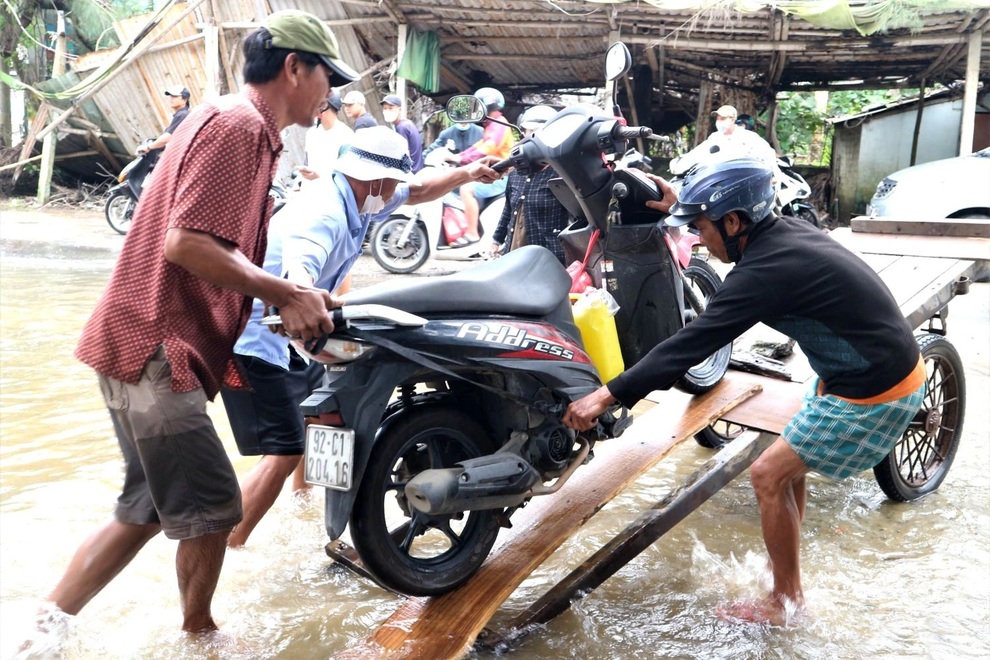 Lũ vẫn dâng cao, xe bò cõng xe máy vượt biển nước - 2 Lũ vẫn dâng cao, xe bò cõng xe máy vượt biển nước - 2
