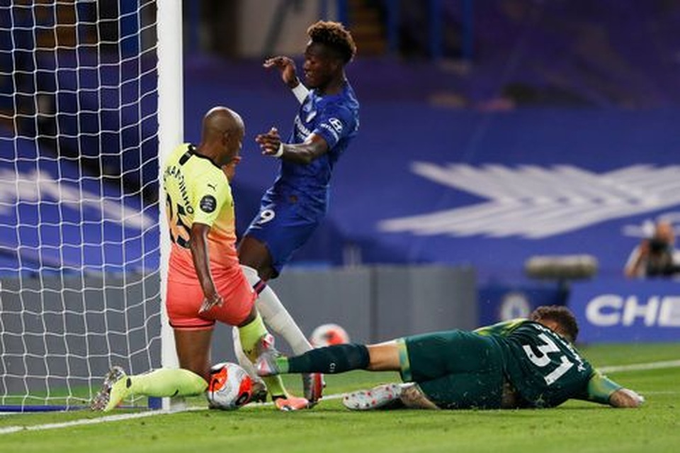 Gục ngã trước Chelsea, Man City dâng ngôi vô địch cho Liverpool - 5 Gục ngã trước Chelsea, Man City dâng ngôi vô địch cho Liverpool - 5