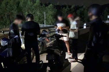 Nhóm 7 thiếu niên ném đá vào ô tô trên cao tốc Vân Phong - Nha Trang