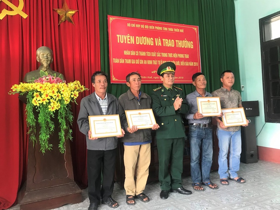 Tuyên dương 4 người nhặt được ma túy ở bờ biển giao cơ quan chức năng - 4 Tuyên dương 4 người nhặt được ma túy ở bờ biển giao cơ quan chức năng - 4