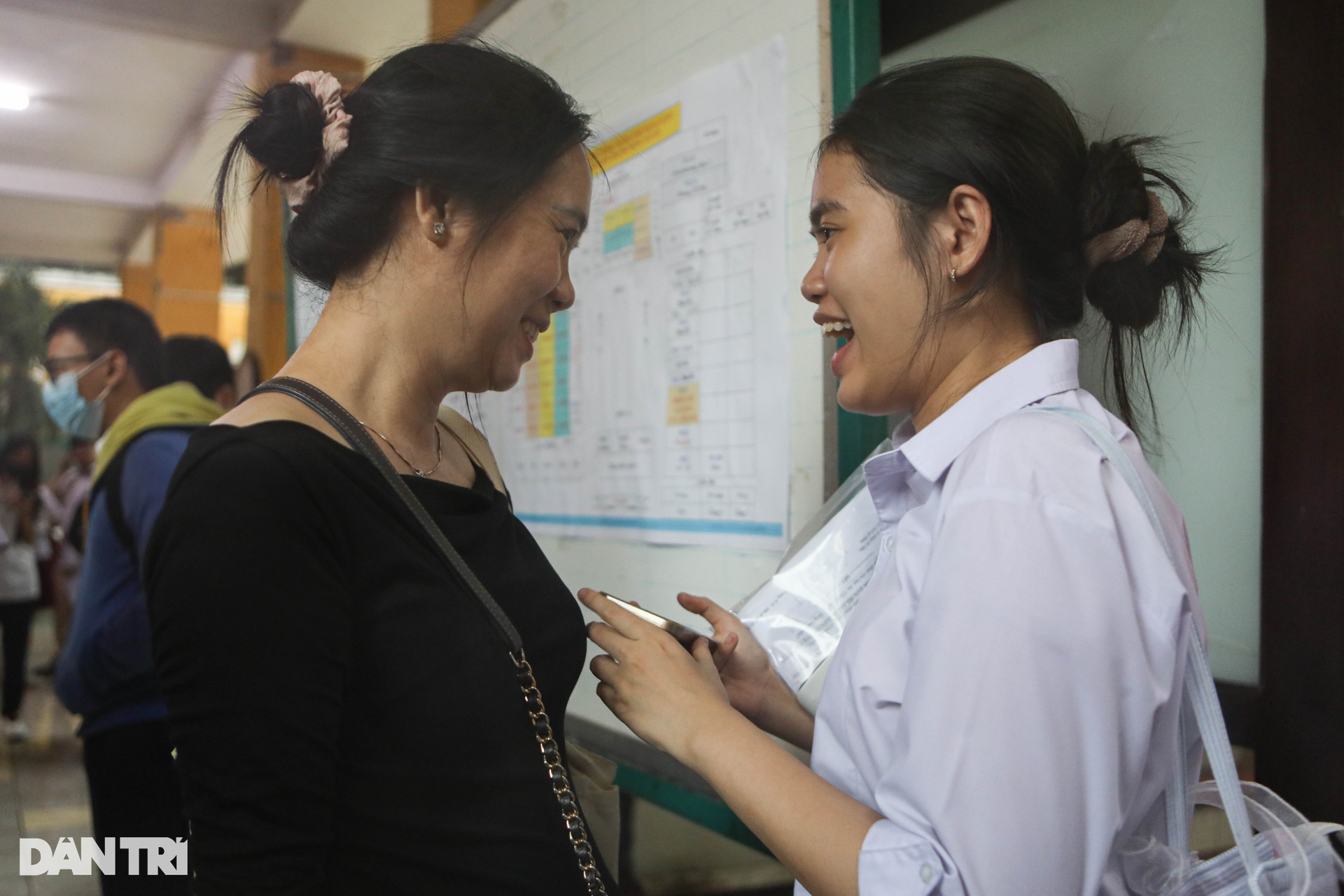 Parents in Ho Chi Minh City brave the rain all morning to wait for their children to take the high school graduation exam - 14 Phụ huynh TPHCM dầm mưa cả buổi để chờ con thi tốt nghiệp THPT - 14