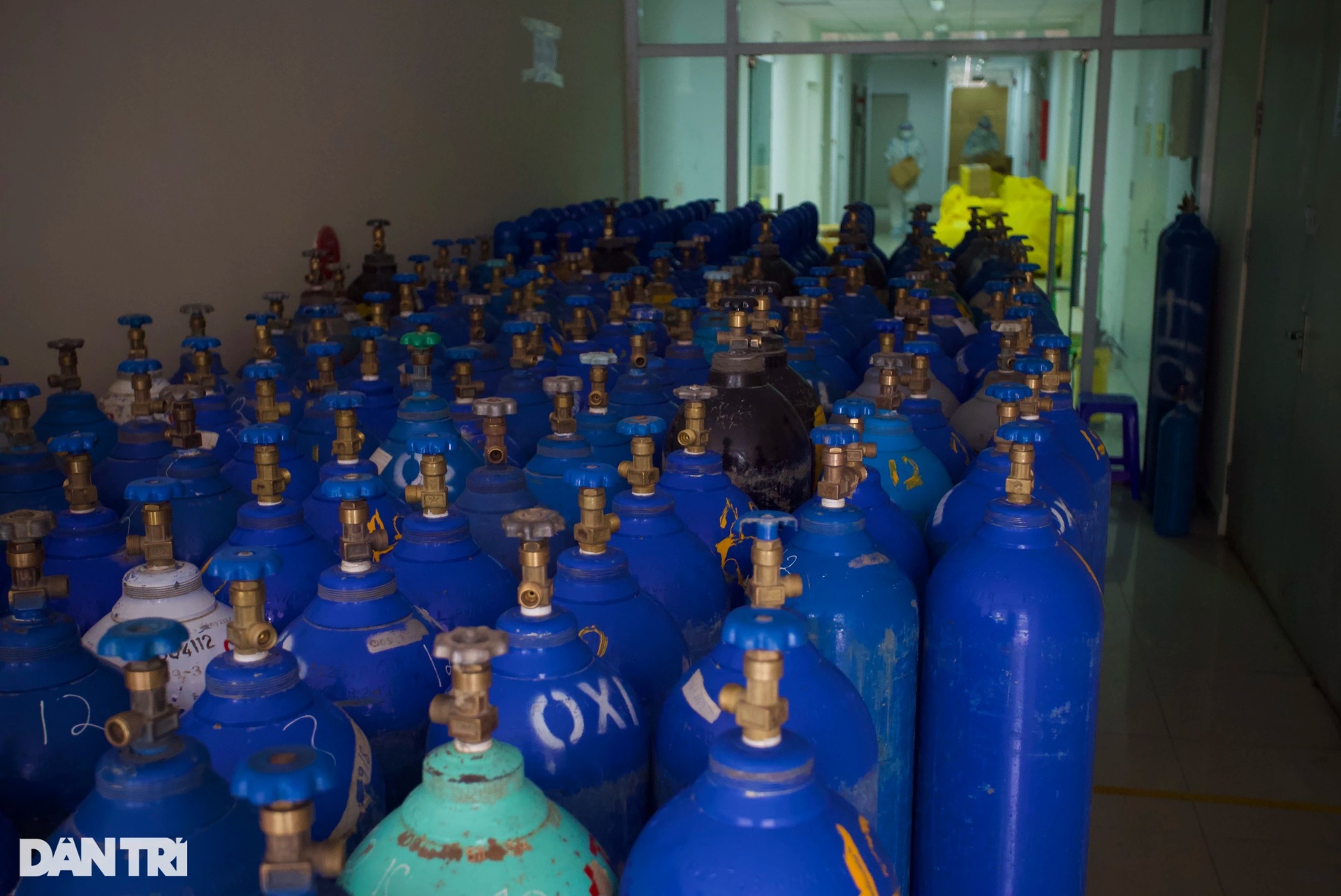 Máy thở, bình oxy xếp đầy kho bệnh viện dã chiến vì hết bệnh nhân cấp cứu - 10