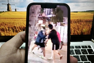 2 cặp nam nữ ẩu đả từ lòng đường lên vỉa hè ở TPHCM