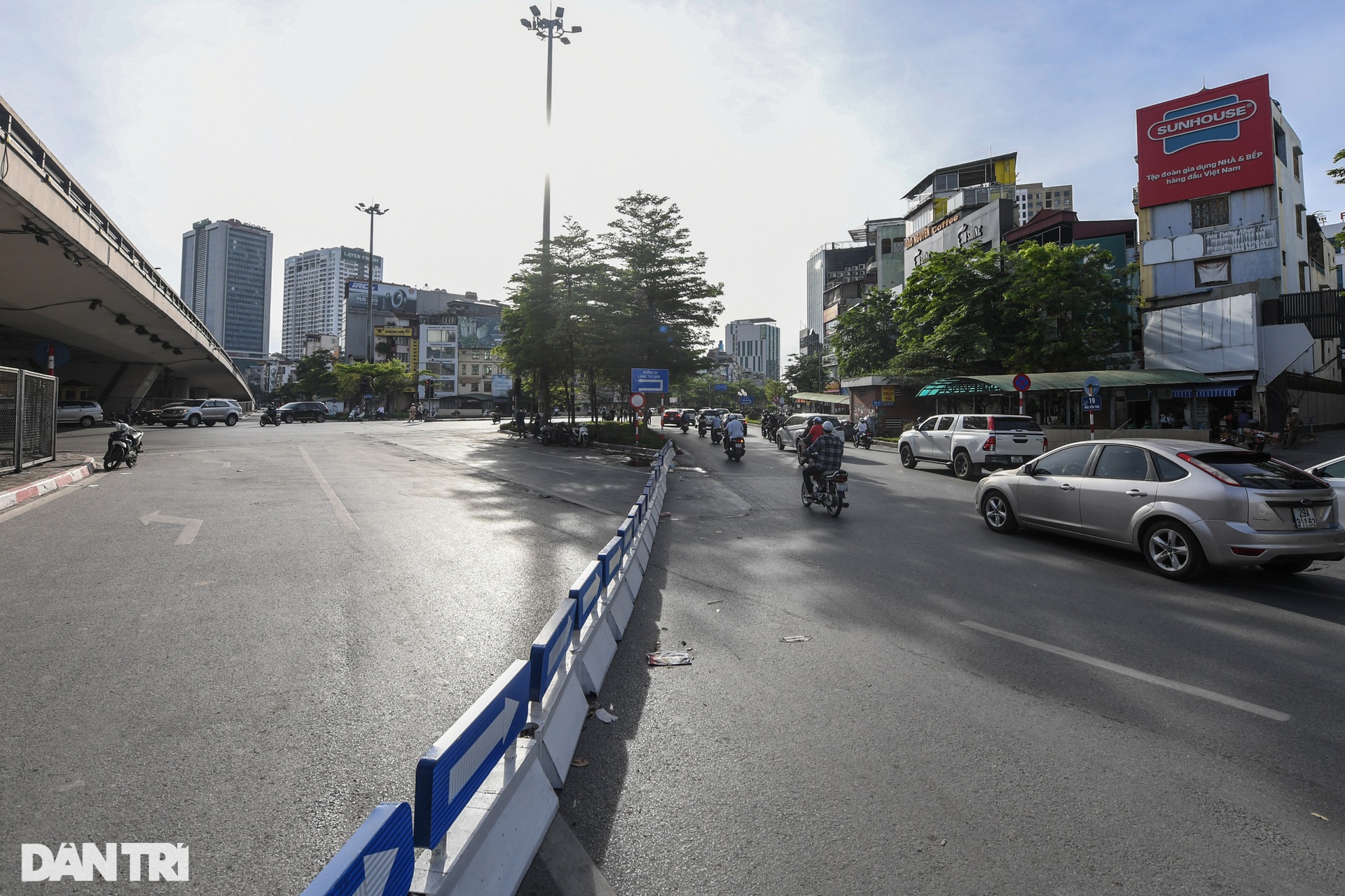 Lái xe ngơ ngác tìm lối đi ở nút giao ùn tắc nhất Hà Nội vừa phân luồng lại - 1 Lái xe ngơ ngác tìm lối đi ở nút giao ùn tắc nhất Hà Nội vừa phân luồng lại - 1