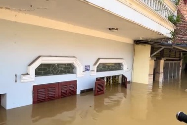 Cha 68 tuổi kể việc bơi 4 tiếng giữa nước lũ tiếp tế cho con ở Thái Nguyên