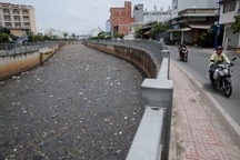 Người dân TPHCM than trời vì rác thải dày đặc ở Kênh Nước Đen