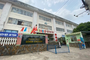 Hiệu phó sắp về hưu bị tố quấy rối tình dục thầy giáo trẻ: Chỉ đùa giỡn?