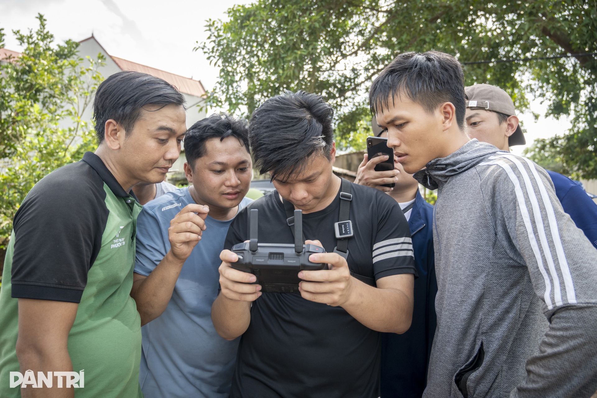 Cận cảnh drone xuyên tâm lũ Bắc Ninh tiếp tế đường không cho thôn cô lập - 10 Cận cảnh drone xuyên tâm lũ Bắc Ninh tiếp tế đường không cho thôn cô lập - 10