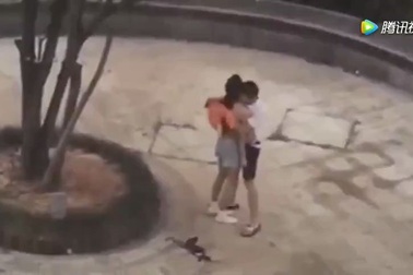 Cãi nhau với người yêu, thiếu nữ lột áo ăn vạ giữa nơi đông người