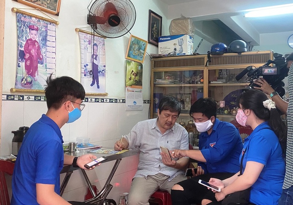 Thanh niên Bình Định “đến từng ngõ, gõ từng nhà” hỗ trợ dân khai báo y tế - 1 Thanh niên Bình Định “đến từng ngõ, gõ từng nhà” hỗ trợ dân khai báo y tế - 1
