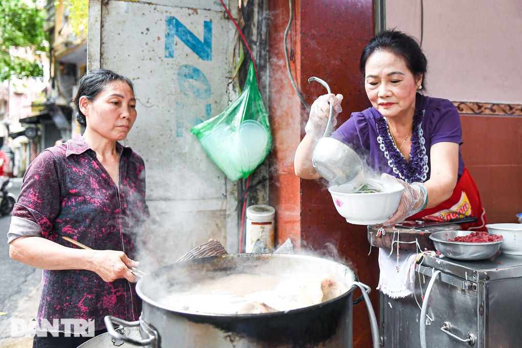 Ba quán phở Hà Nội khách xếp hàng dài, chờ lấy số như thời bao cấp - 2 Ba quán phở Hà Nội khách xếp hàng dài, chờ lấy số như thời bao cấp - 2