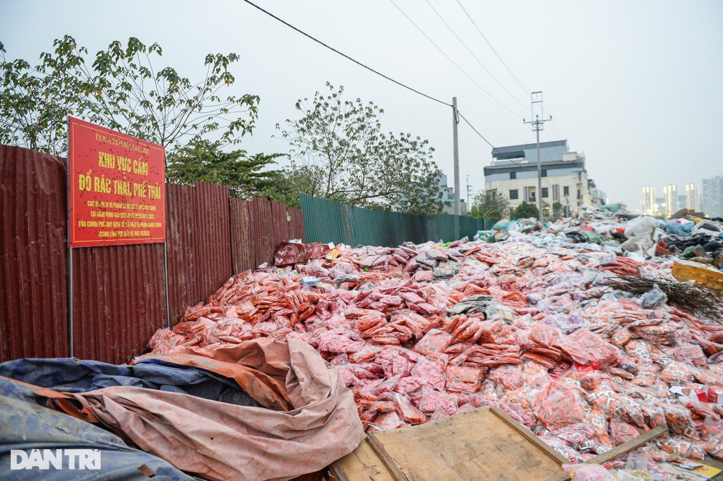 Vì sao cả núi bánh kẹo, đồ ăn nhanh bị vứt bỏ ở bãi rác xã La Phù? - 1 Vì sao cả núi bánh kẹo, đồ ăn nhanh bị vứt bỏ ở bãi rác xã La Phù? - 1