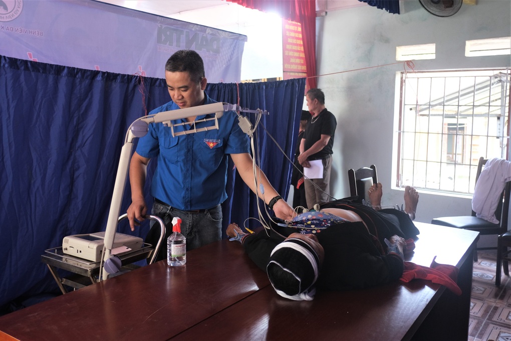 Người dân nghèo vùng cao vui mừng khi được khám bệnh, nhận thuốc miễn phí - 9 Người dân nghèo vùng cao vui mừng khi được khám bệnh, nhận thuốc miễn phí - 9