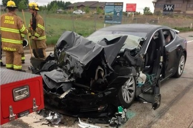 Tesla liên tục bị điều tra, Elon Musk dọa kiện cơ quan của Tổng thống Mỹ