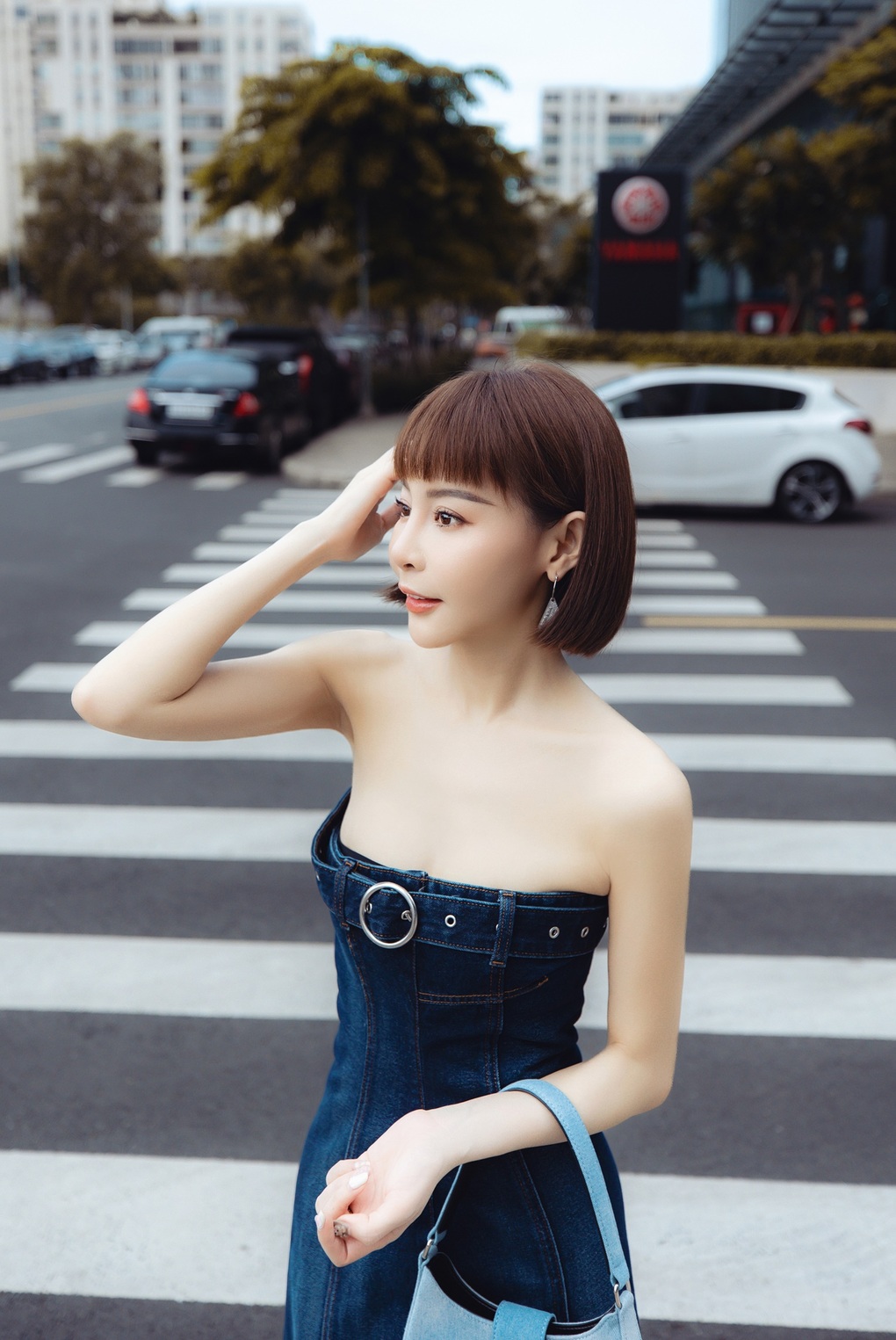 Hoa hậu Hải Dương phối trang phục trẻ trung xuống phố - 2