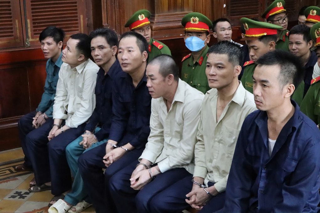 Lừa tiền chạy án cho cát tặc, cựu cán bộ công an lĩnh 9 năm tù - 1 Lừa tiền chạy án cho cát tặc, cựu cán bộ công an lĩnh 9 năm tù - 1