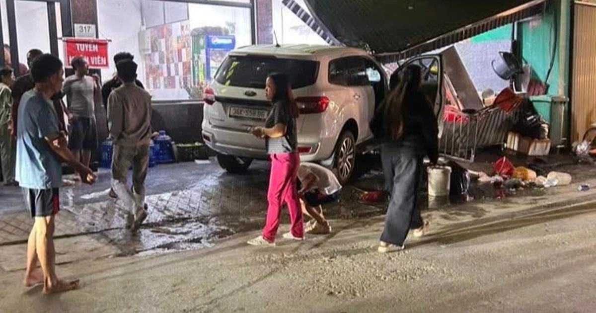Công an xác minh vụ ô tô 7 chỗ lao vào cửa hàng ăn rồi rồ ga bỏ chạy