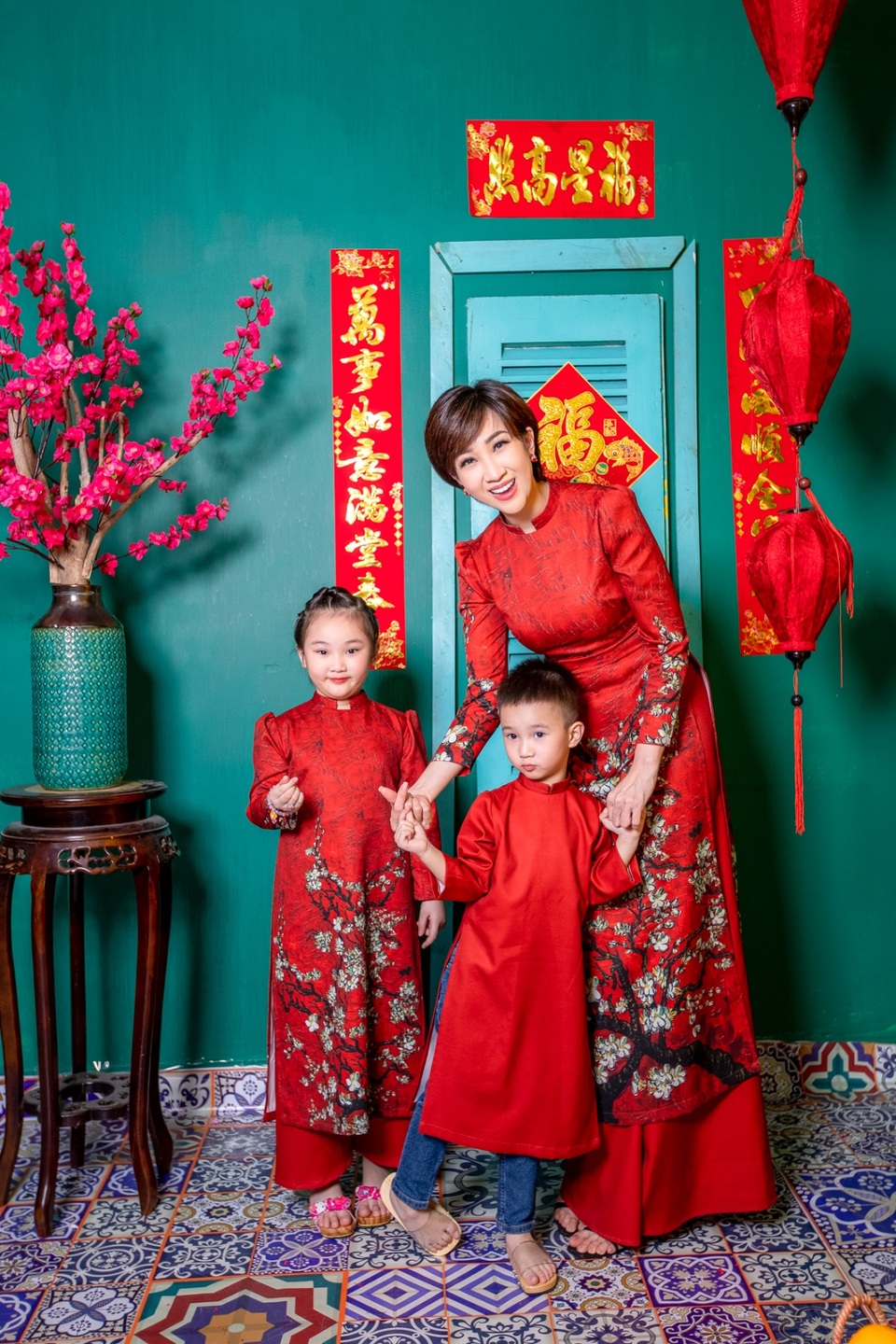 Lều Phương Anh rạng rỡ chụp ảnh du xuân cùng 2 con - 3 Lều Phương Anh rạng rỡ chụp ảnh du xuân cùng 2 con - 3