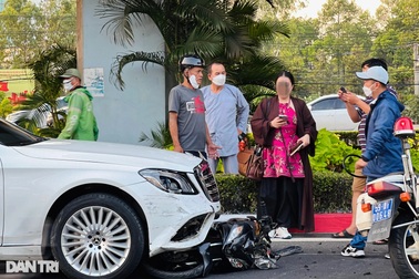 Ô tô Mercedes tông 10 xe máy ở TPHCM: Nạn nhân phải truyền 37 đơn vị máu