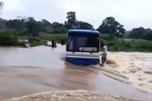 Dùng dây thừng giải cứu 47 học sinh mắc kẹt giữa dòng lũ