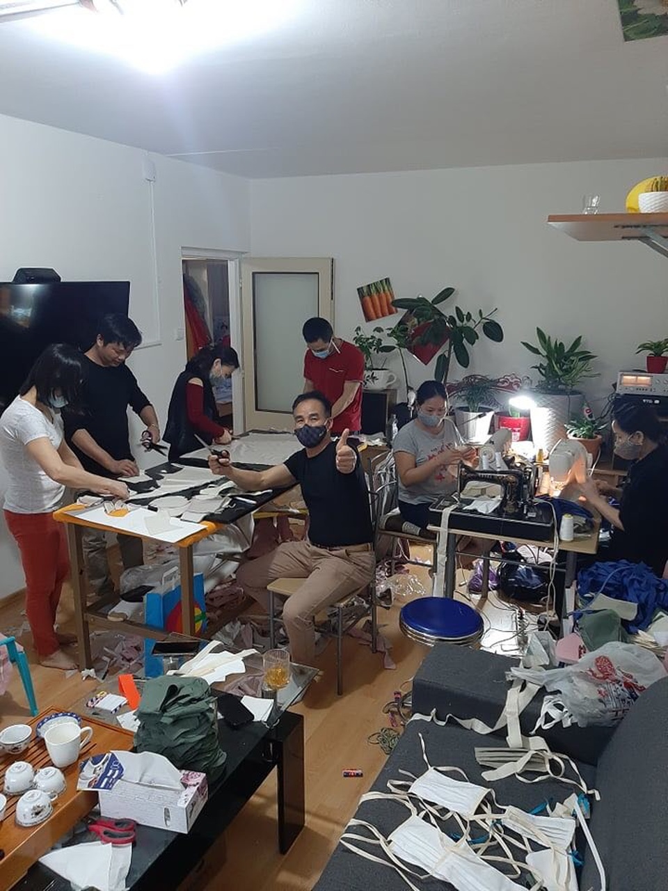 Người Việt tại Séc may khẩu trang phát tặng chống dịch Covid-19 - 2 Người Việt tại Séc may khẩu trang phát tặng chống dịch Covid-19 - 2