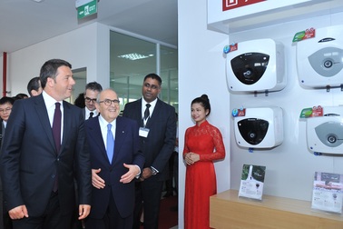 Thủ tướng Ý Matteo Renzi thăm nhà máy Ariston tại Việt Nam