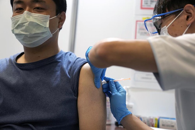 Nhật Bản sẽ tiêm mũi vaccine ngừa COVID-19 thứ tư cho người dân. (Ảnh: AP)