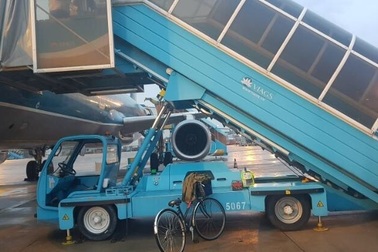 Nữ hành khách tử vong vì ngã xe thang máy bay tại Tân Sơn Nhất